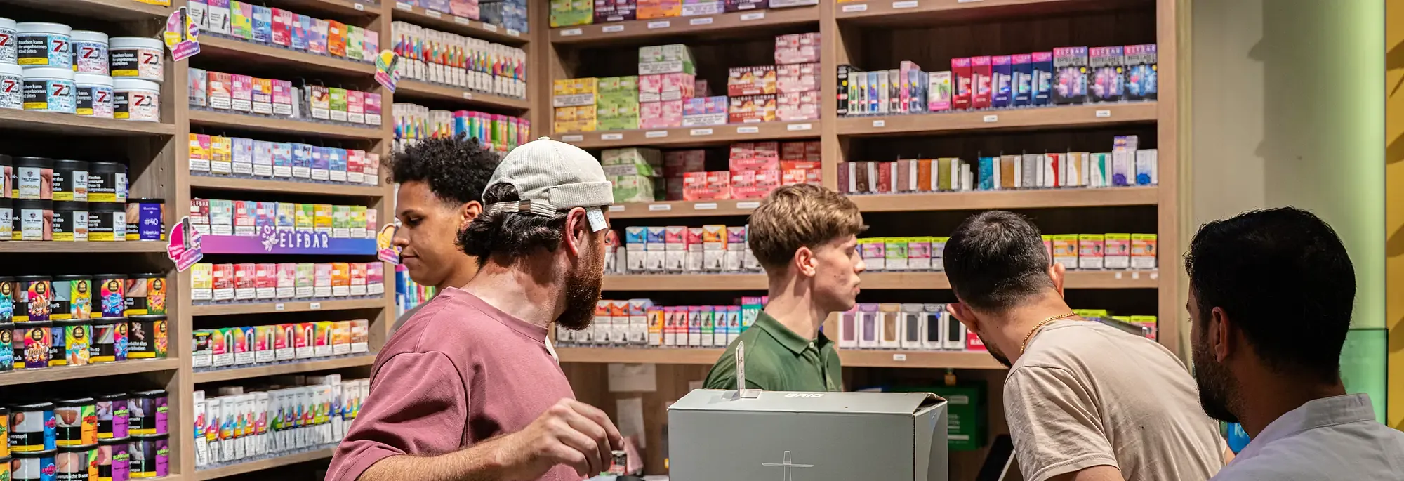 Beratung an der Verkaufstheke der SmokeFactory Köln — so sieht ein In-Store-Besuch aus